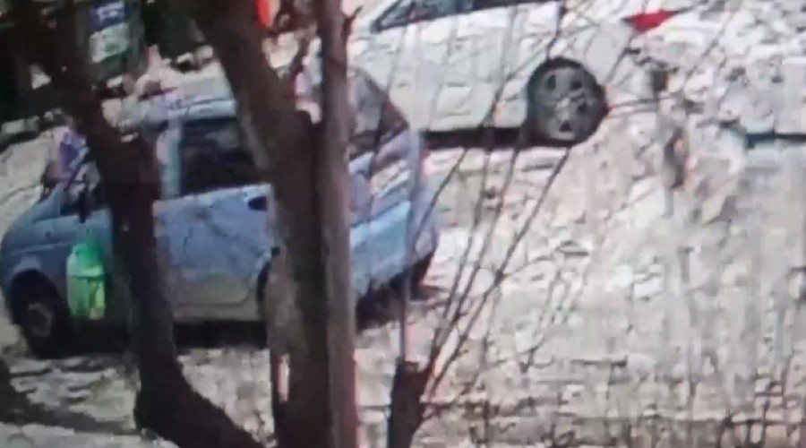  В Екатеринбурге мусоровоз отомстил автохаму. Что он сделал?