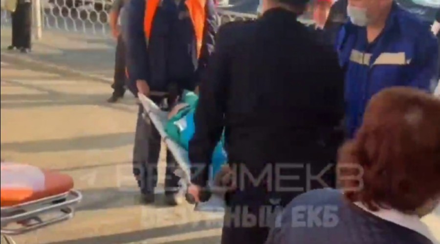 Беременной екатеринбурженке, упавшей на рельсы в метро, провели ещё одну операцию