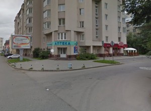 В Екатеринбурге владелец Porsche «забыл» машину на тротуаре