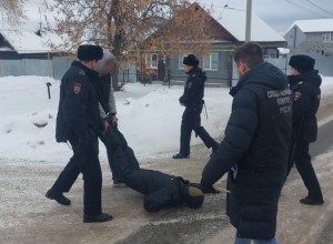 В свердловском городе двое молодых парней убили посреди улицы мужчину и попытались сжечь его труп