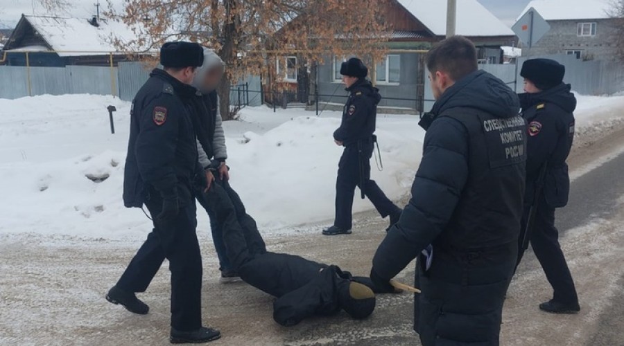 В свердловском городе двое молодых парней убили посреди улицы мужчину и попытались сжечь его труп