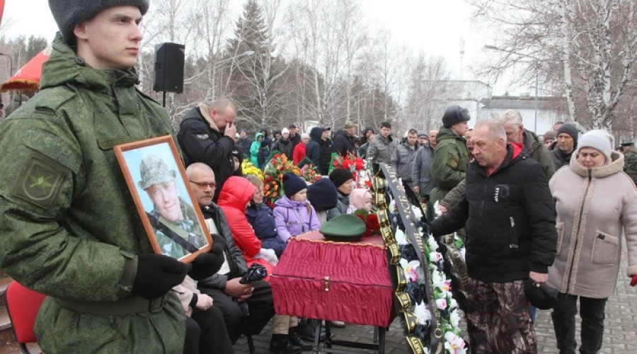 Остались две дочери: в Свердловской области простились с бойцом СВО, который погиб еще полгода назад