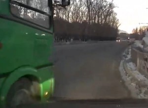 В Екатеринбурге установили водителя маршрутки, дважды подрезавшего легковушку