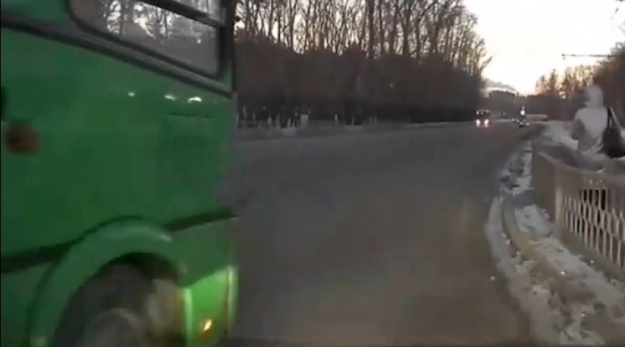В Екатеринбурге установили водителя маршрутки, дважды подрезавшего легковушку