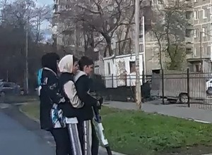 Екатеринбургские школьники втроём прокатились на одном самокате и получили значительный штраф