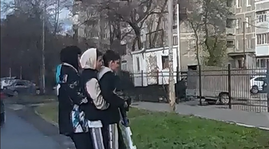 Екатеринбургские школьники втроём прокатились на одном самокате и получили значительный штраф