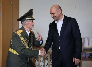 В Екатеринбурге Жога подарил именные часы разведчику, отметившему 100-летний юбилей