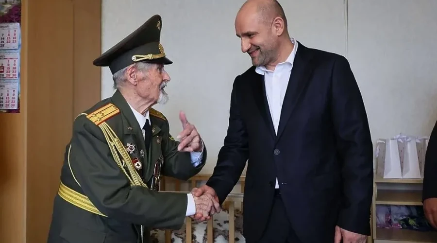 В Екатеринбурге Жога подарил именные часы разведчику, отметившему 100-летний юбилей