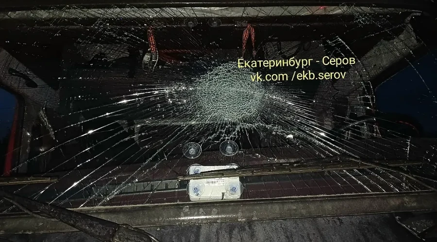 На Серовском тракте дети с моста разбивают стекла движущимся внизу автомобилям