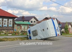 В свердловском городе полицейские погнались за мотоциклом и угодили в аварию