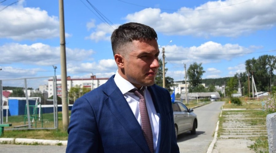 Свердловский депутат-гонщик едва не сгорел в машине
