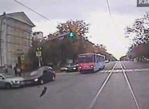В Екатеринбурге водитель помчался на красный и устроил массовую аварию с трамваем