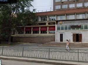 Английский паб заставили демонтировать digital-экран со здания Института горного дела УрО РАН