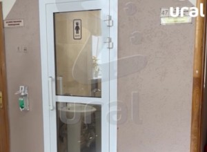 В екатеринбургской гимназии установили прозрачные двери в туалете