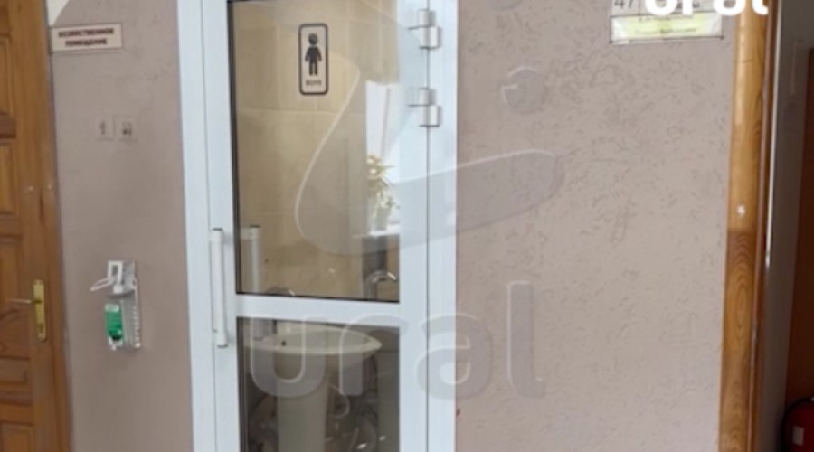 В екатеринбургской гимназии установили прозрачные двери в туалете