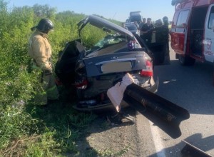 Дорожный швеллер насквозь прошил автомобиль с ребенком на уральской трассе
