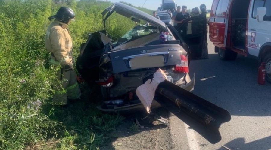 Дорожный швеллер насквозь прошил автомобиль с ребенком на уральской трассе