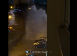 «Множество машин разбито»: на проспекте Космонавтов ночью появился «фонтан» из-под земли