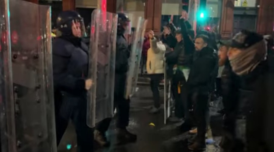 В Дублине начались столкновения протестующих с полицией