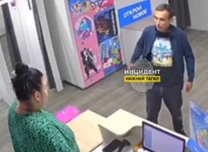 В свердловском городе мигрант пытался поцеловать и утащить с собой школьниц