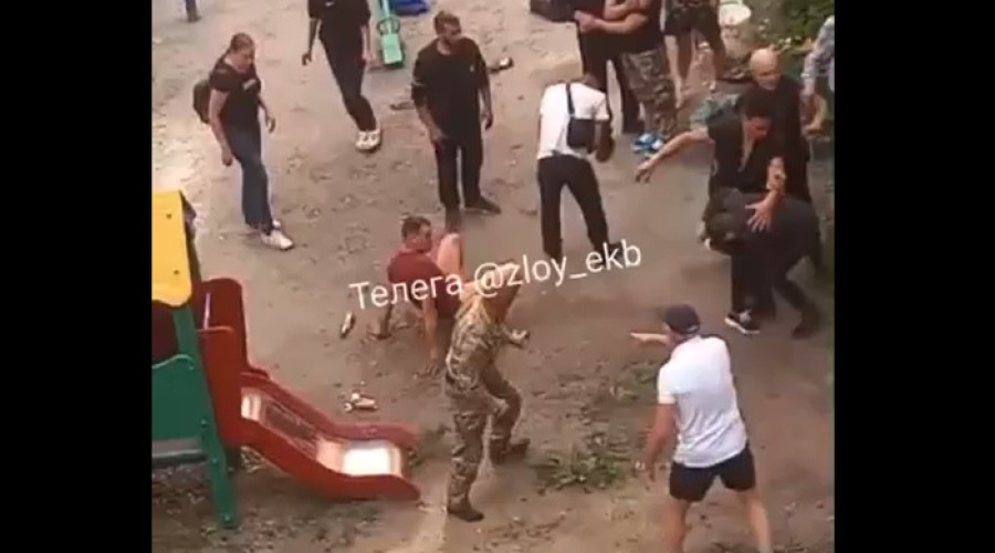 На Вторчермете мужчины устроили массовую драку на детской площадке
