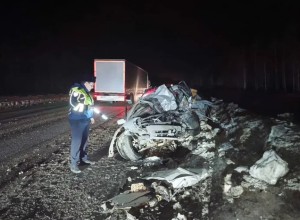 Упавший с полуприцепа на Московском тракте груз раздавил автомобиль с детьми