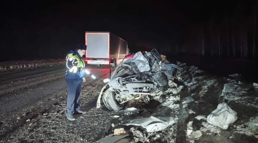 Упавший с полуприцепа на Московском тракте груз раздавил автомобиль с детьми