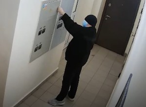В Академическом неадекват терроризирует жителей многоэтажки молитвами и перебоями со светом