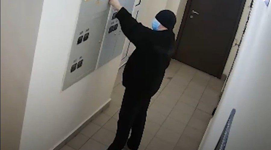 В Академическом неадекват терроризирует жителей многоэтажки молитвами и перебоями со светом