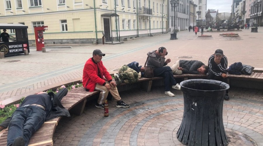 Гости Екатеринбурга пришли в ужас от лежащих под одеялами бездомных в самом центре