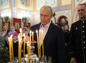 Во время Рождественской службы к ногам Владимира Путина упала игрушка