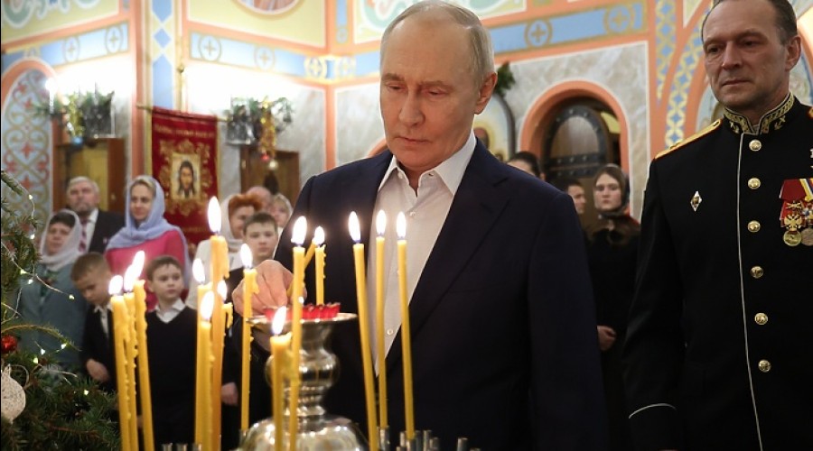 Во время Рождественской службы к ногам Владимира Путина упала игрушка
