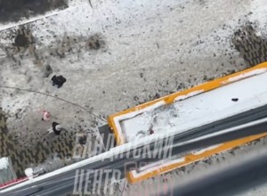 Возле ТРЦ Veer Mall девушка выпала с балкона и разбилась насмерть